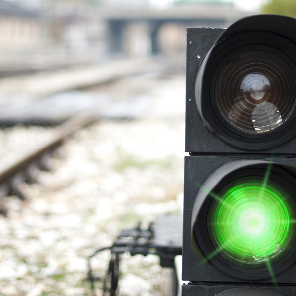 Image of a rail traffic control light on green.