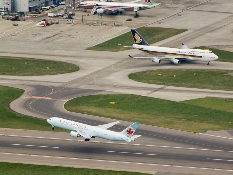 Image of planes at Heathrow airport, south runway.
