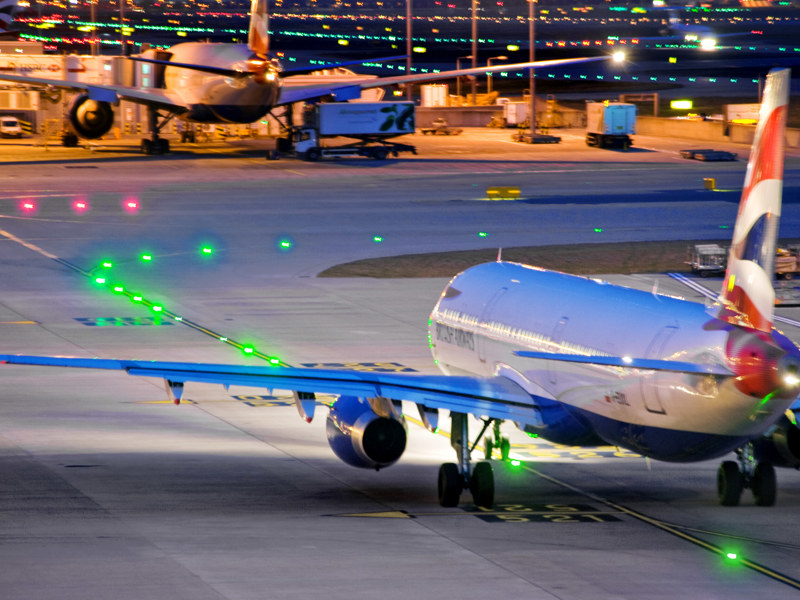 Image of a plane on Heathrow terminal 5 runway.